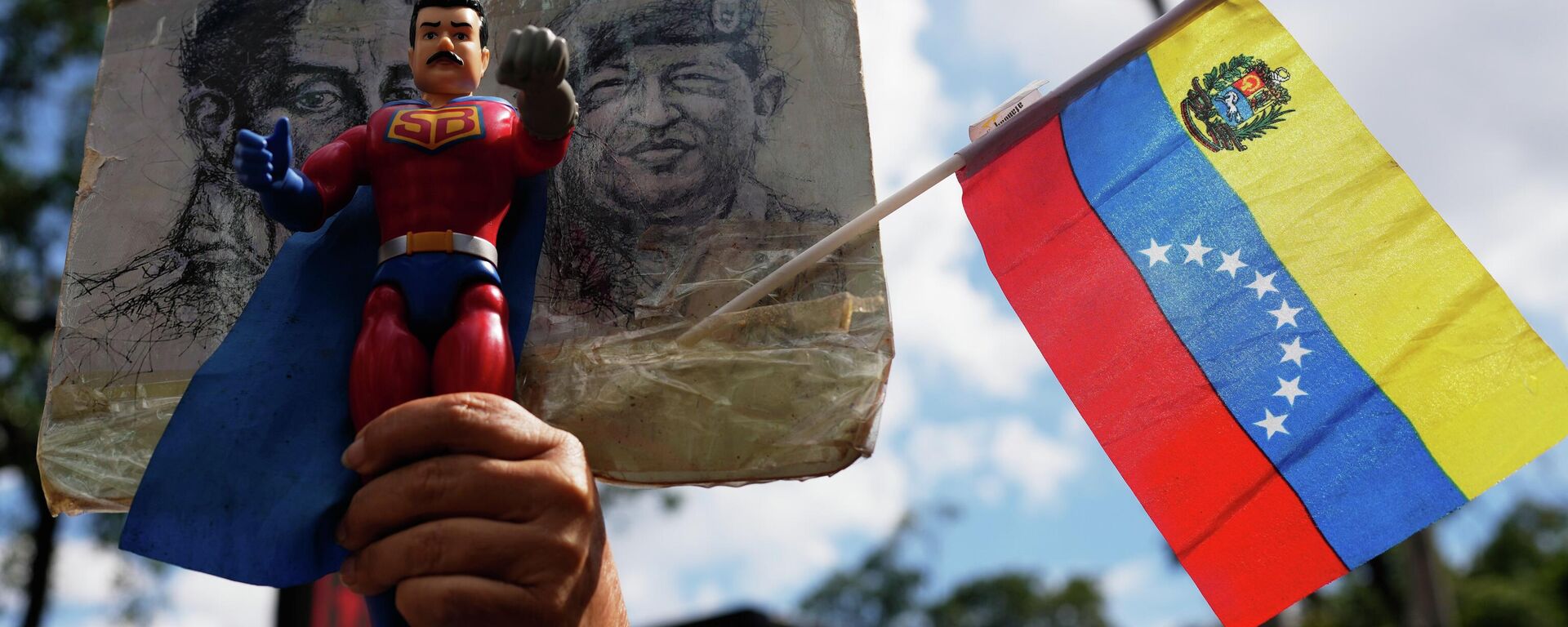 Manifestante segura uma figura de ação do Super Bigote durante um protesto exigindo a libertação de Nicolás Maduro, em Caracas. Venezuela, 4 de janeiro de 2026 - Sputnik Brasil, 1920, 04.01.2026