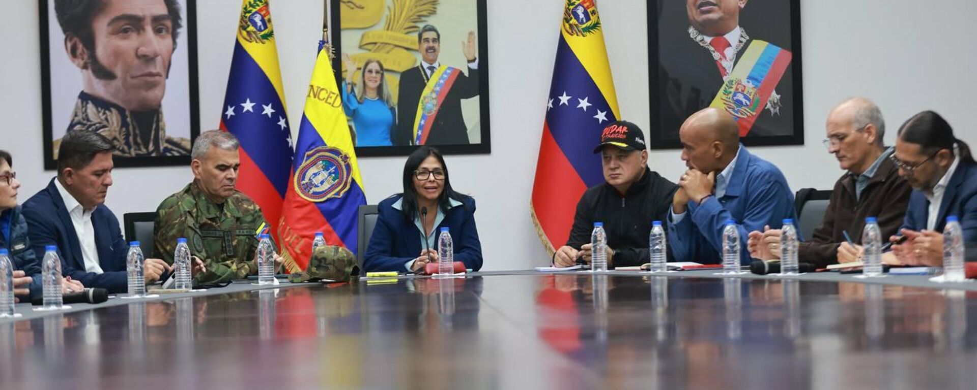 Ao centro, a vice-presidente Delcy Rodríguez fala durante reunião. A venezuelana assumiu a presidência do país após o sequestro de Nicolás Maduro, em janeiro de 2026 - Sputnik Brasil, 1920, 04.01.2026