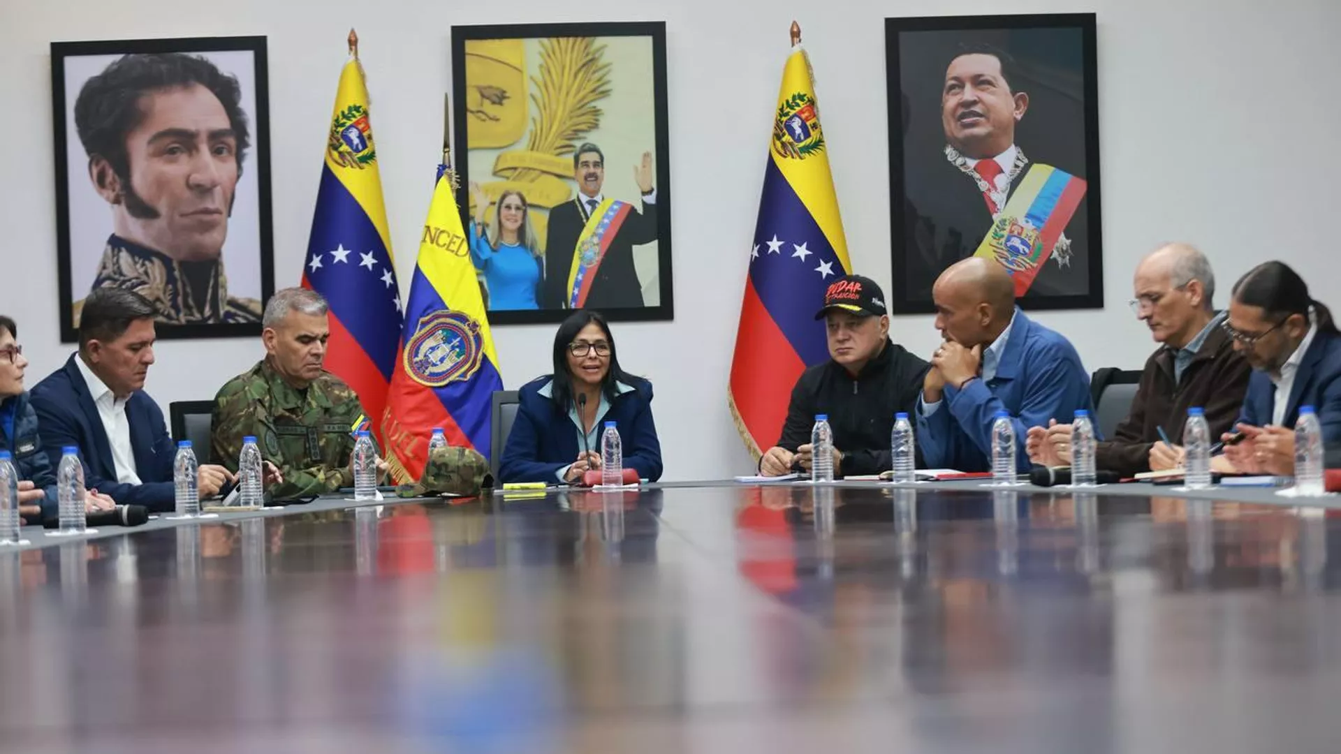 Ao centro, a vice-presidente Delcy Rodríguez fala durante reunião. A venezuelana assumiu a presidência do país após o sequestro de Nicolás Maduro, em janeiro de 2026 - Sputnik Brasil, 1920, 04.01.2026
