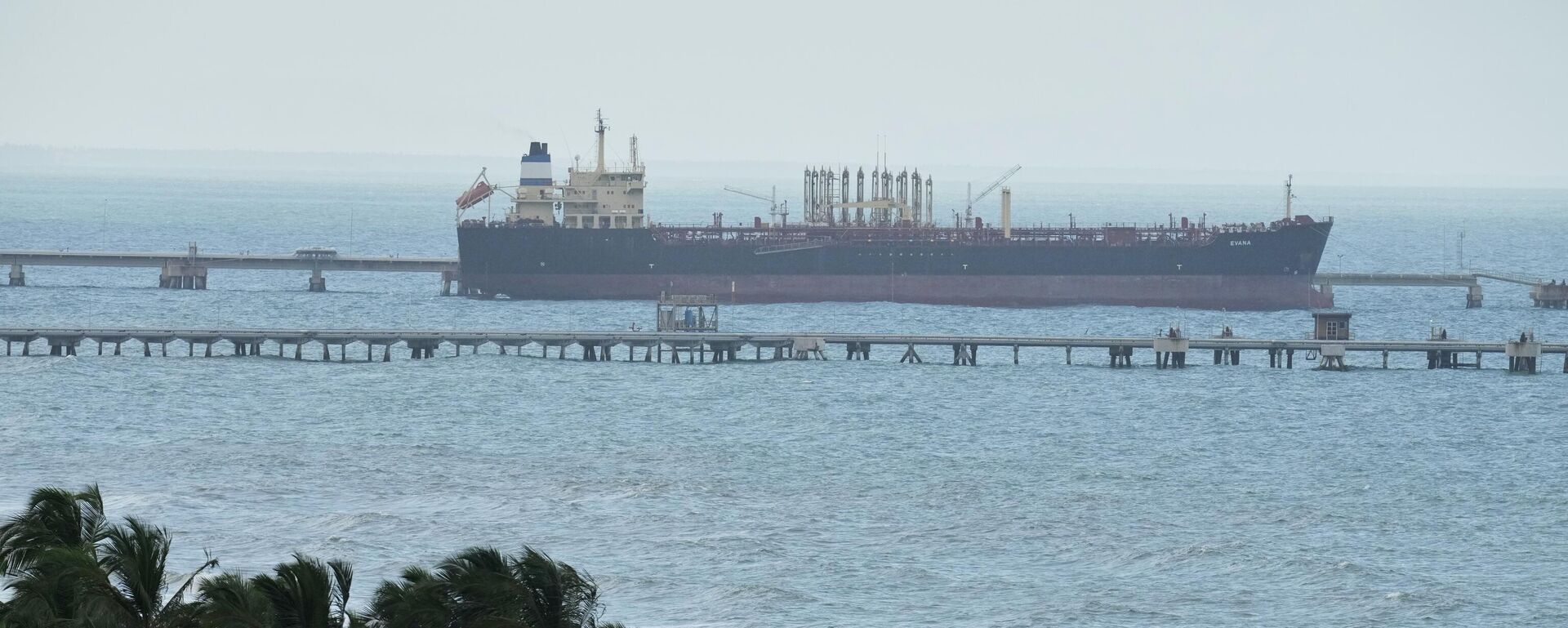 A embarcação petroleira Evana atracada no porto de Puerto Cabello, na Venezuela, em dezembro de 2025 - Sputnik Brasil, 1920, 05.01.2026