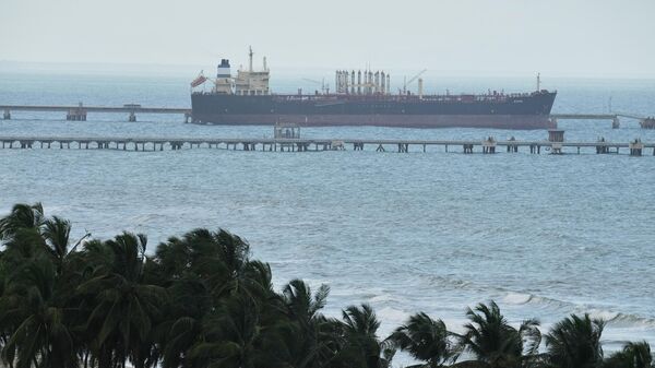 A embarcação petroleira Evana atracada no porto de Puerto Cabello, na Venezuela, em dezembro de 2025 - Sputnik Brasil