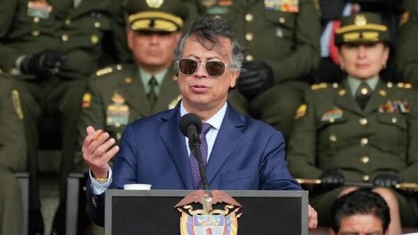 Petro afirma estar pronto a pegar em armas pela Pátria - Sputnik Brasil