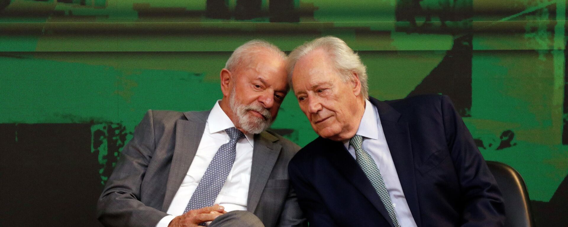 Presidente da República, Luiz Inácio Lula da Silva, conversa com o ministro da Justiça, Ricardo Lewandowski, durante cerimônia de inauguração escultura de Burle Marx no ministério da Justiça - Sputnik Brasil, 1920, 05.01.2026
