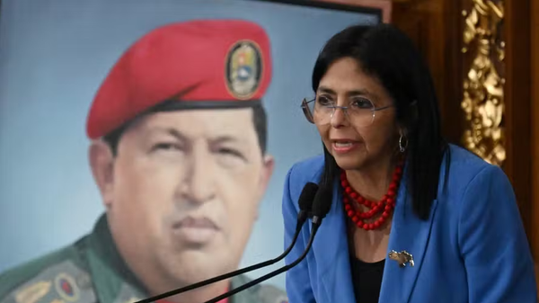 Delcy Rodríguez, vice-presidente da Venezuela, discursa diante de imagem do ex-presidente Hugo Chávez - Sputnik Brasil