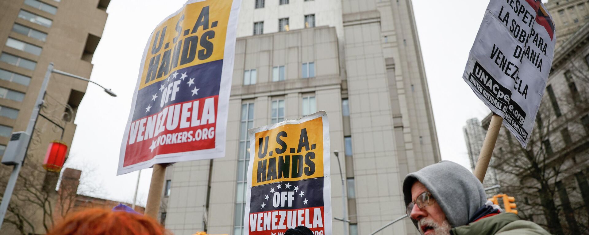 Grupo protesta em frente à Justiça Federal em Nova York contra ação dos Estados Unidos que sequestrou o presidente Nicolás Maduro na Venezuela. 5 de janeiro de 2026 - Sputnik Brasil, 1920, 06.01.2026