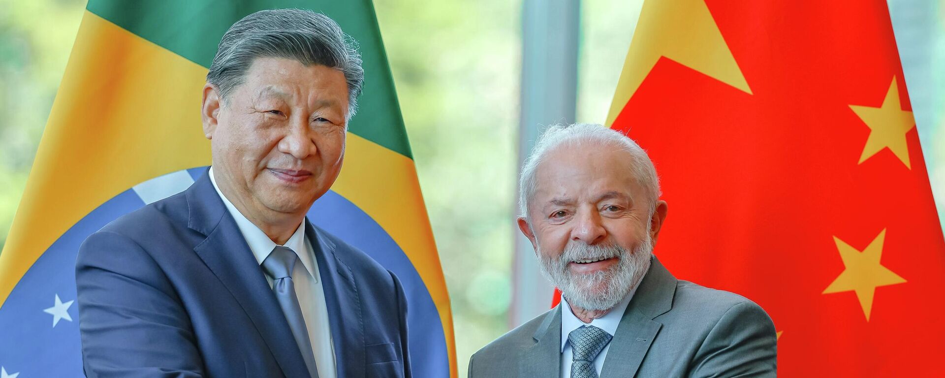 O presidente da China, Xi Jinping (à esq.), ao lado do presidente do Brasil, Luiz Inácio Lula da Silva, durante visita oficial a Brasília em novembro de 2024 - Sputnik Brasil, 1920, 31.01.2026