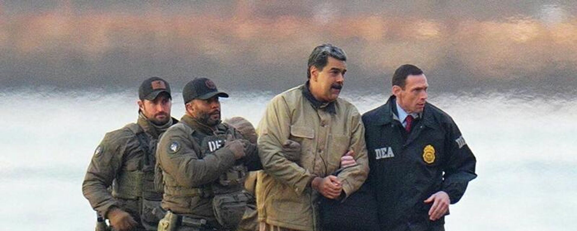 Presidente da Venezuela, Nicolás Maduro, é transportado por agentes da Administração de Repressão às Drogas (DEA, em inglês), em 5 de janeiro de 2026, Nova York, EUA - Sputnik Brasil, 1920, 05.01.2026