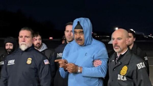 Presidente da Venezuela Nicolás Maduro chega a Nova York e na sede da DEA após ser raptado na Venezuela, em 4 de janeiro de 2026 - Sputnik Brasil