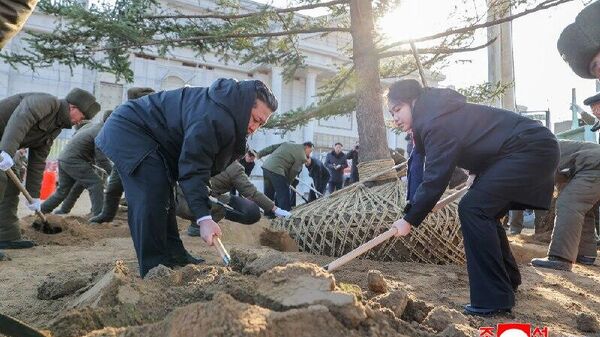 Kim Jong-un visita construção do museu aos heróis da libertação da região russa de Kursk - Sputnik Brasil