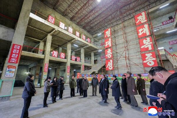 Kim Jong-un visita construção do museu aos heróis da libertação da região russa de Kursk - Sputnik Brasil