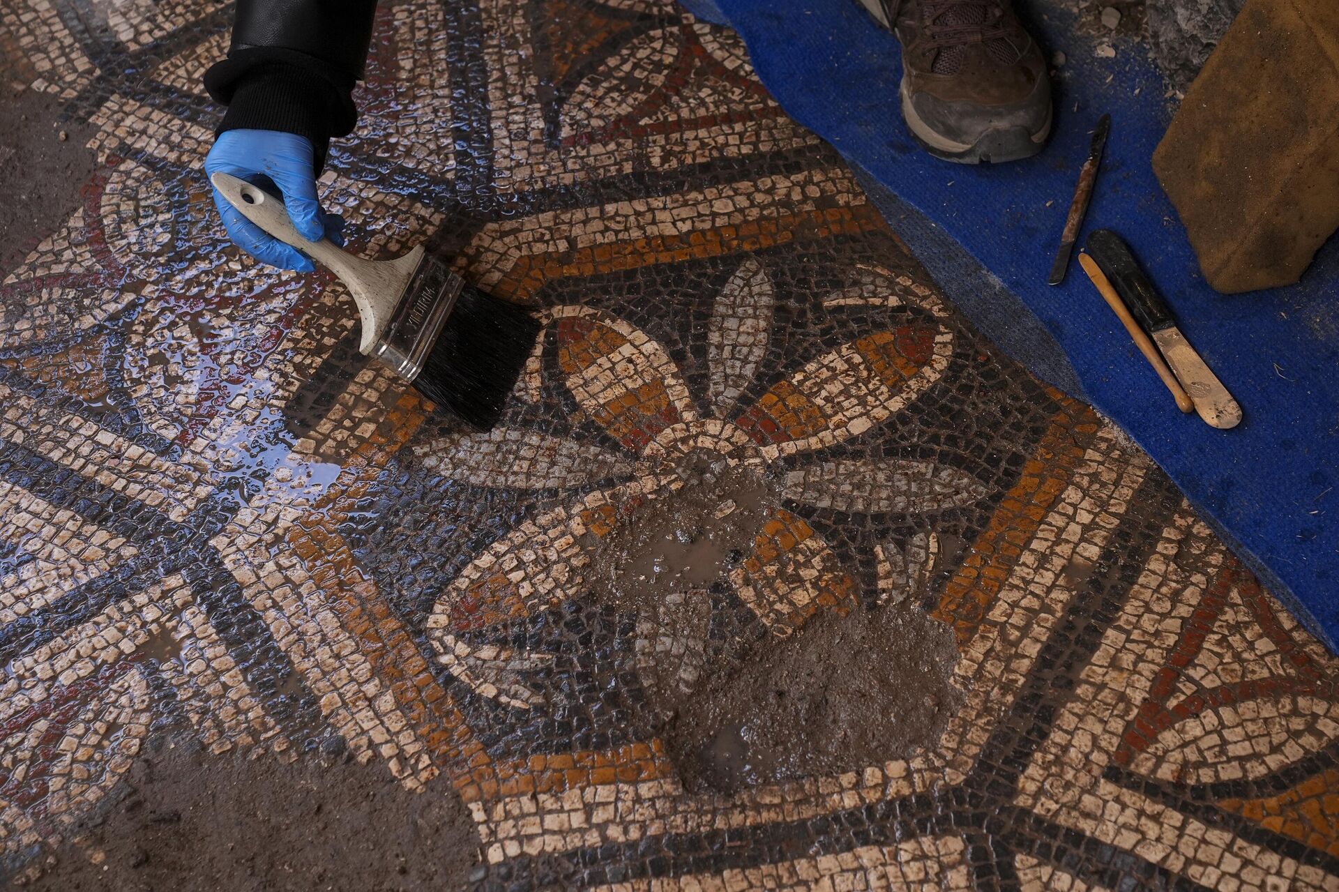 Piso de mosaico, com a imagem do nó de Salomão encontrado na ágora da cidade antida Esmirna, na Turquia
