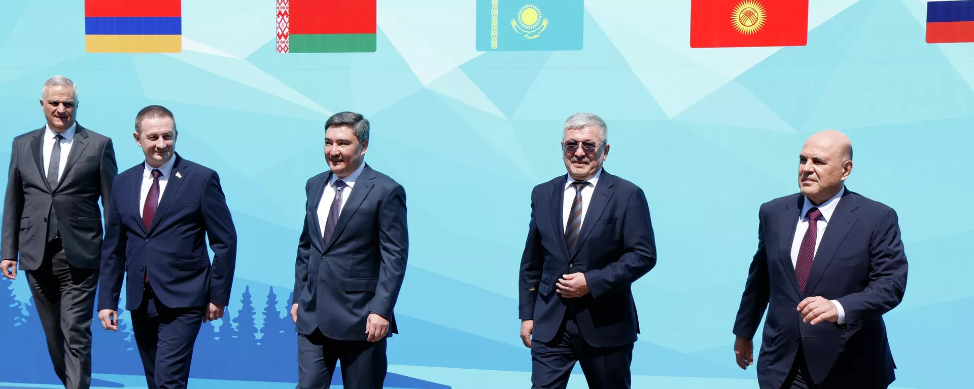 O primeiro-ministro russo Mikhail Mishustin (à direita) durante uma sessão de fotos conjunta com os chefes de delegação do Conselho Intergovernamental da Eurásia na residência estatal de Cholpon-Ata. Da esquerda para a direita: o vice-primeiro-ministro armênio Mher Grigoryan, o primeiro-ministro bielorrusso Aleksandr Turchin, o primeiro-ministro cazaque Olzhas Bektenov e o presidente do Gabinete de Ministros do Quirguistão e chefe da Administração Presidencial do Quirguistão, Adylbek Kasymaliev, em agosto de 2025 - Sputnik Brasil, 1920, 07.01.2026