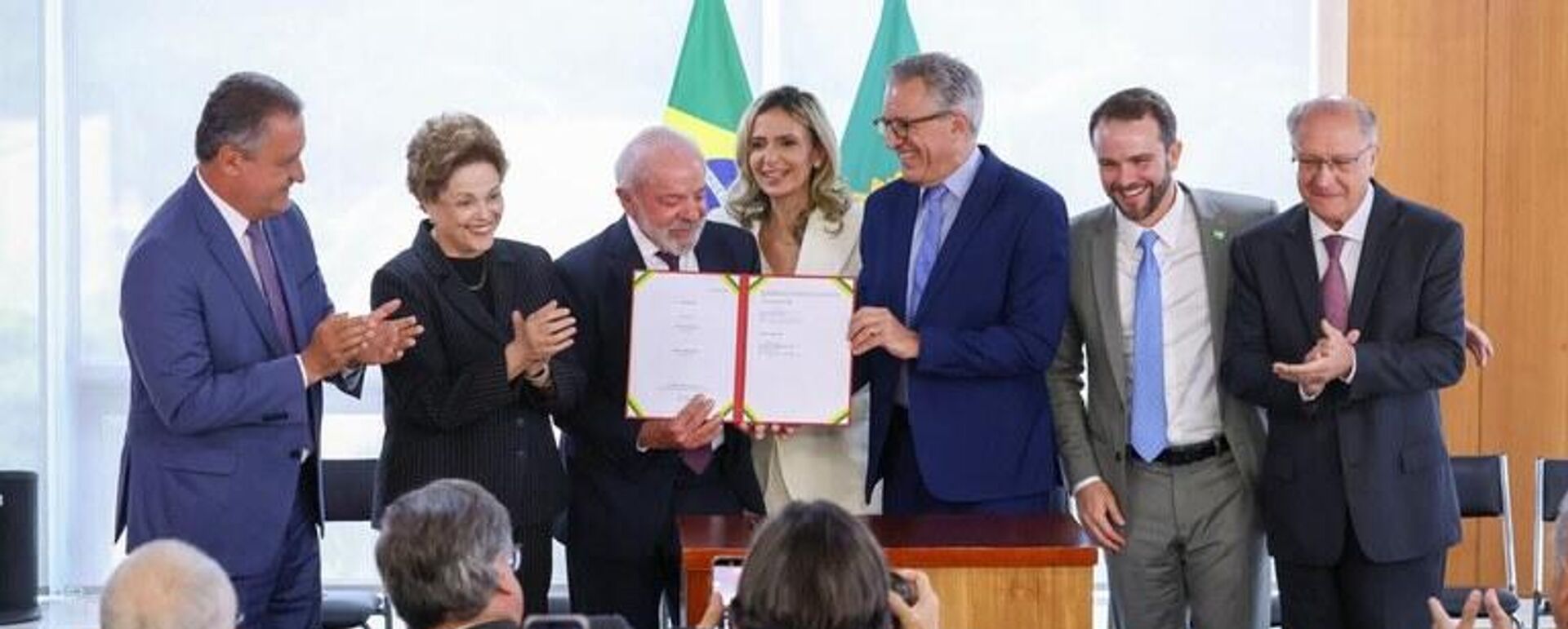 Governo Federal e Banco do BRICS assinam contrato de R$ 1,7 bi para construção do primeiro hospital inteligente público do Brasil - Sputnik Brasil, 1920, 07.01.2026