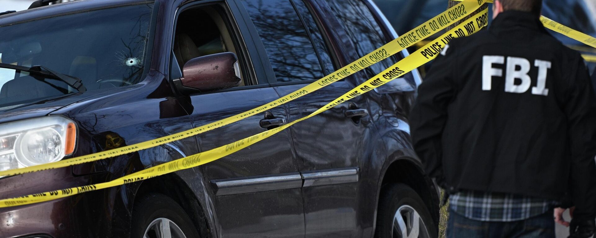 Um buraco de bala é visível no para-brisa enquanto policiais trabalham na cena de um tiroteio envolvendo agentes federais Um buraco de bala é visível no para-brisa enquanto policiais trabalham na cena de um tiroteio envolvendo agentes federais - Sputnik Brasil, 1920, 07.01.2026
