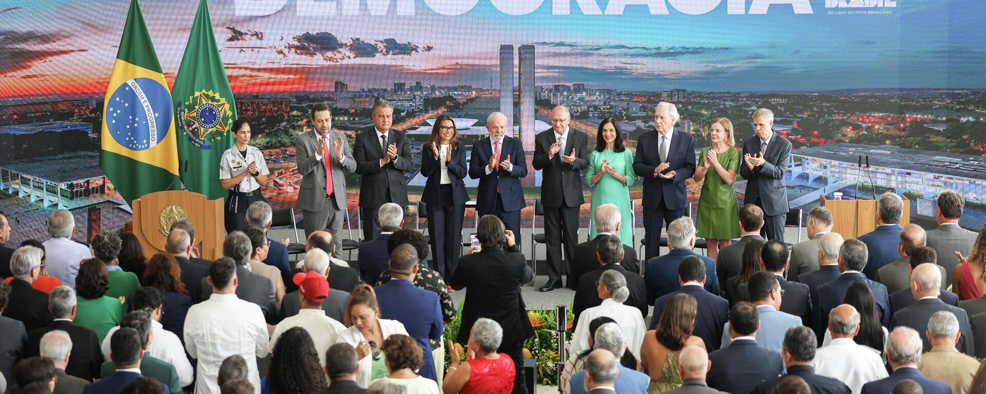 O presidente Luiz Inácio Lula da Silva (C) participa da cerimônia relativa aos atos antidemocráticos de 8 de janeiro, Brasília, 8 de janeiro de 2026 - Sputnik Brasil, 1920, 08.01.2026