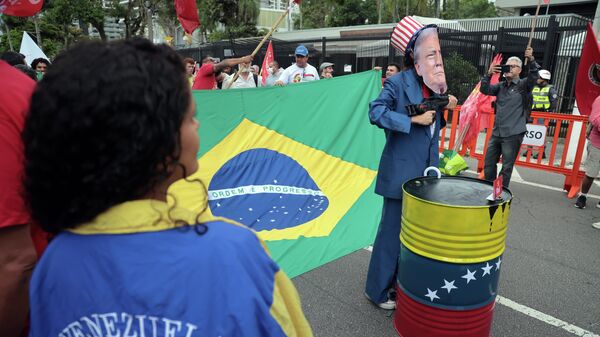 Ato em frente ao Consulado dos Estados Unidos contra a invasão na Venezuela, em São Paulo. Brasil, 5 de janeiro de 2026 - Sputnik Brasil