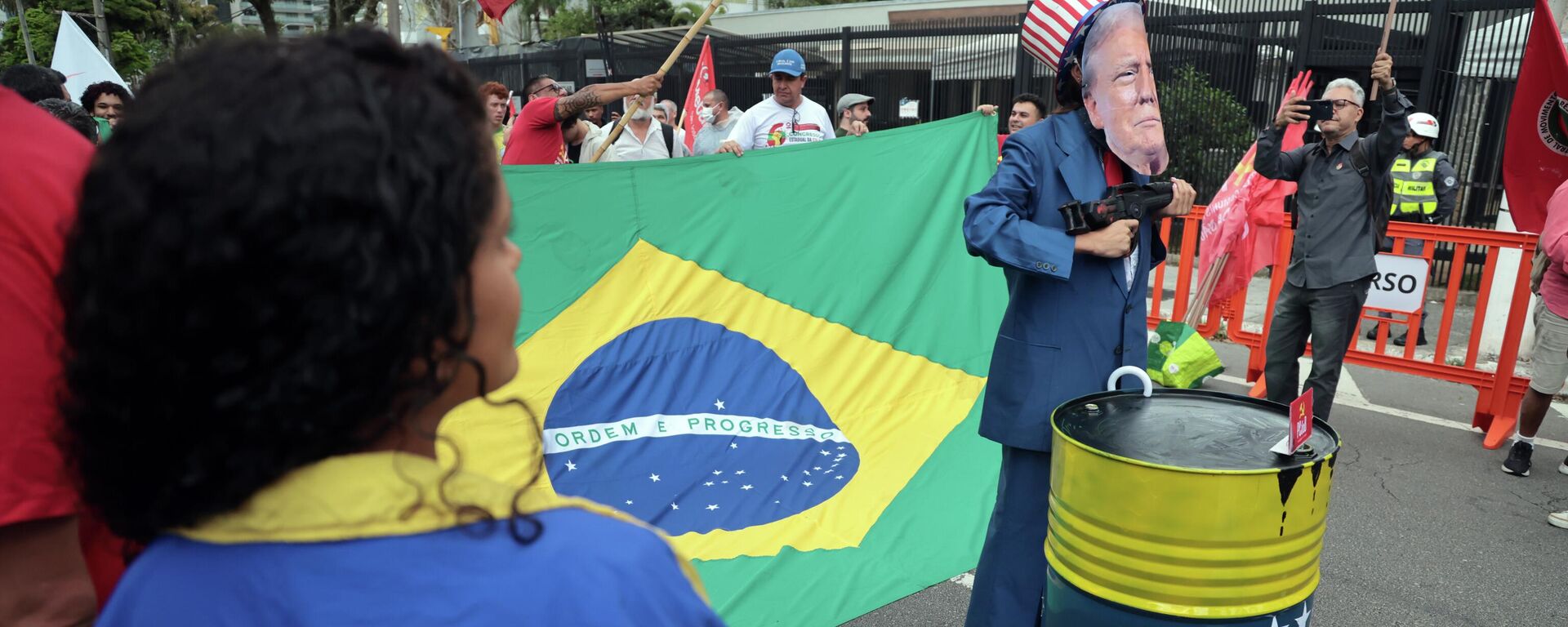 Ato em frente ao Consulado dos Estados Unidos contra a invasão na Venezuela, em São Paulo. Brasil, 5 de janeiro de 2026 Ato em frente ao Consulado dos Estados Unidos contra a invasão na Venezuela, em São Paulo. Brasil, 5 de janeiro de 2026 - Sputnik Brasil, 1920, 08.01.2026