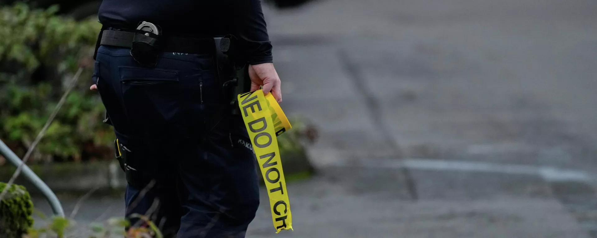 Agentes da lei trabalham no local após relatos de que agentes federais de imigração atiraram e feriram pessoas em Portland, Oregon. Agentes da lei trabalham no local após relatos de que agentes federais de imigração atiraram e feriram pessoas em Portland, Oregon. - Sputnik Brasil, 1920, 31.01.2026