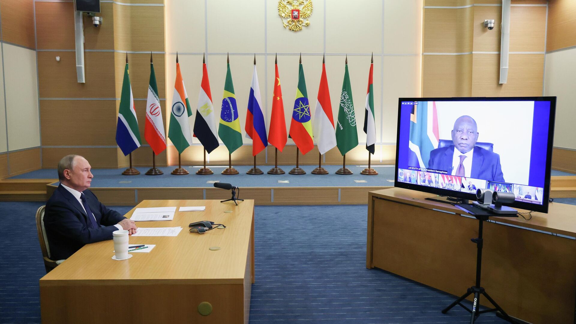 O presidente da Rússia, Vladimir Putin, e o presidente da África do Sul, Cyril Ramaphosa, participam virtualmente de uma reunião extraordinária do BRICS, em setembro de 2025 O presidente da Rússia, Vladimir Putin, e o presidente da África do Sul, Cyril Ramaphosa, participam virtualmente de uma reunião extraordinária do BRICS, em setembro de 2025 - Sputnik Brasil, 1920, 09.01.2026