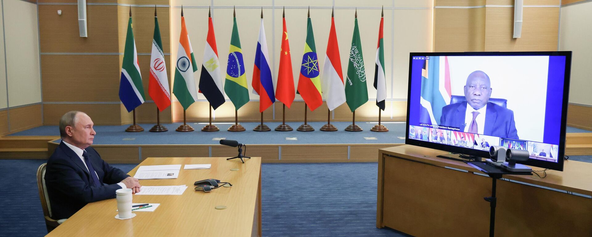 O presidente da Rússia, Vladimir Putin, e o presidente da África do Sul, Cyril Ramaphosa, participam virtualmente de uma reunião extraordinária do BRICS, em setembro de 2025 - Sputnik Brasil, 1920, 09.01.2026