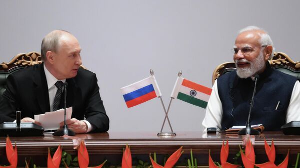 O primeiro-ministro indiano, Narendra Modi (à direita), e o presidente russo, Vladimir Putin, participam de uma sessão plenária do Fórum Comercial Índia-Rússia em Nova Deli. Índia, 5 de dezembro de 2025 - Sputnik Brasil