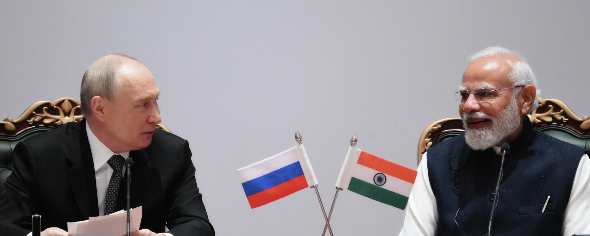 O primeiro-ministro indiano, Narendra Modi (à direita), e o presidente russo, Vladimir Putin, participam de uma sessão plenária do Fórum Comercial Índia-Rússia em Nova Deli. Índia, 5 de dezembro de 2025 - Sputnik Brasil, 1920, 12.01.2026