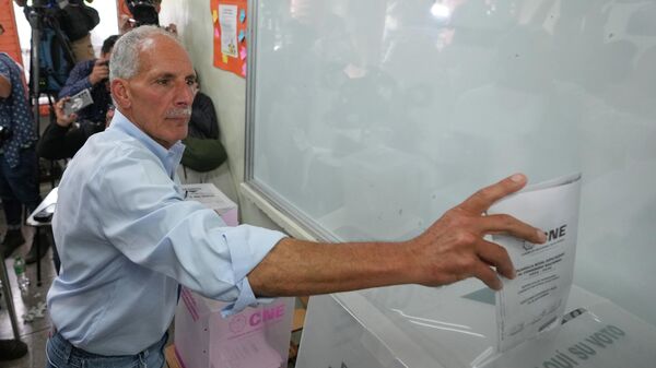 Nasry Asfura, candidato presidencial do Partido Nacional, vota durante as eleições gerais em Tegucigalpa, Honduras, 30 de novembro de 2025 - Sputnik Brasil