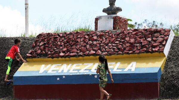 Crianças brincam em marco da fronteira entre Brasil e Venezuela, Roraima, 22 de agosto de 2018 - Sputnik Brasil