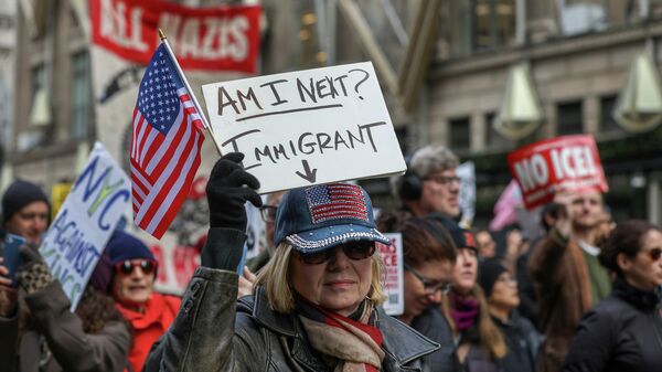 Milhares de manifestantes tomam as ruas em protesto contra ações militares na Venezuela e a política migratória do governo do presidente Donald Trump. Nova York, 11 de janeiro de 2026 - Sputnik Brasil