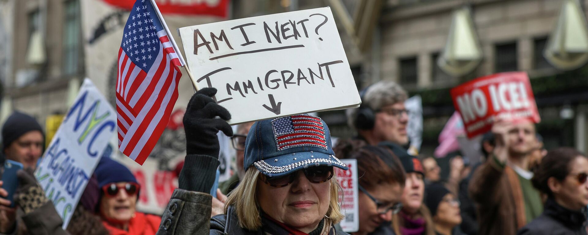 Milhares de manifestantes tomam as ruas em protesto contra ações militares na Venezuela e a política migratória do governo do presidente Donald Trump. Nova York, 11 de janeiro de 2026 - Sputnik Brasil, 1920, 11.01.2026