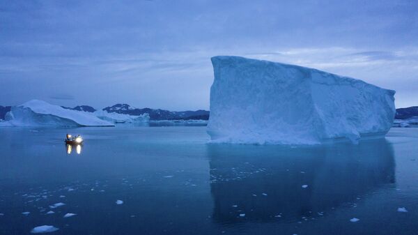 Um barco navega à noite ao lado de icebergs no leste da Groenlândia, 15 de agosto de 2019 - Sputnik Brasil
