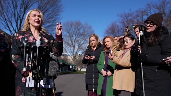 A porta-voz da Casa Branca, Karoline Leavitt, em conversa com a imprensa, em janeiro de 2026 - Sputnik Brasil