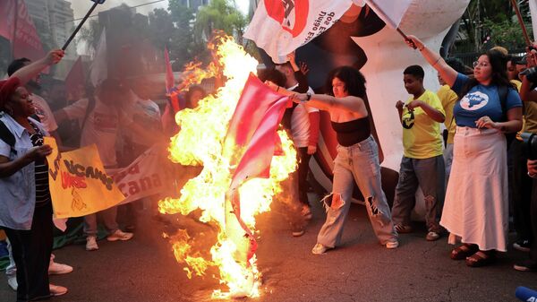 Ato em frente a consulado dos Estados Unidos contra a invasão da Venezuela - Sputnik Brasil