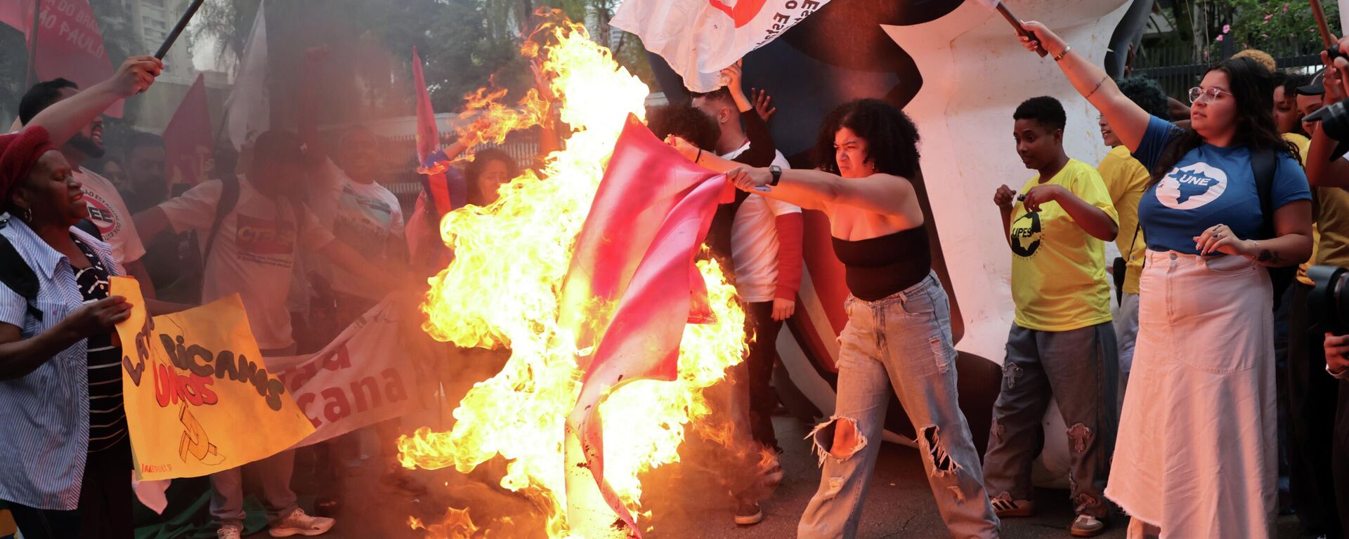 Ato em frente a consulado dos Estados Unidos contra a invasão da Venezuela - Sputnik Brasil, 1920, 13.01.2026