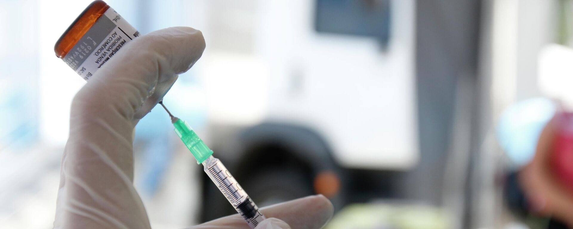 Agente de saúde prepara injeção para ser aplicada em paciente - Sputnik Brasil, 1920, 12.01.2026