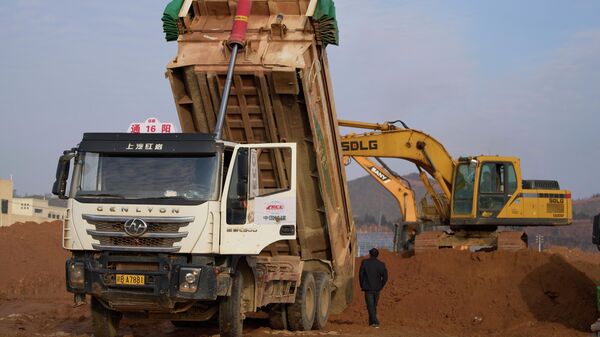 Equipamentos pesados ​​movimentam terra em Ganzhou, na província de Jiangxi, no sul da China, 19 de março de 2025 - Sputnik Brasil