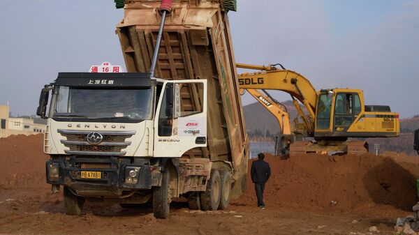 Equipamentos pesados ​​movimentam terra em Ganzhou, na província de Jiangxi, no sul da China, 19 de março de 2025 - Sputnik Brasil