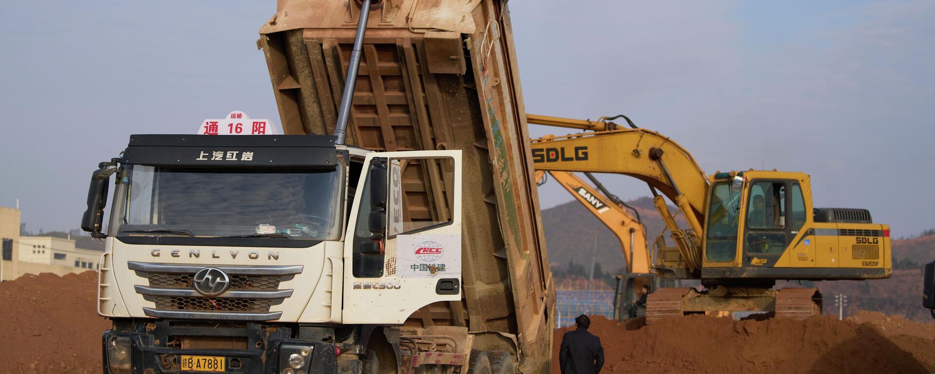 Equipamentos pesados ​​movimentam terra em Ganzhou, na província de Jiangxi, no sul da China, 19 de março de 2025 - Sputnik Brasil, 1920, 13.01.2026