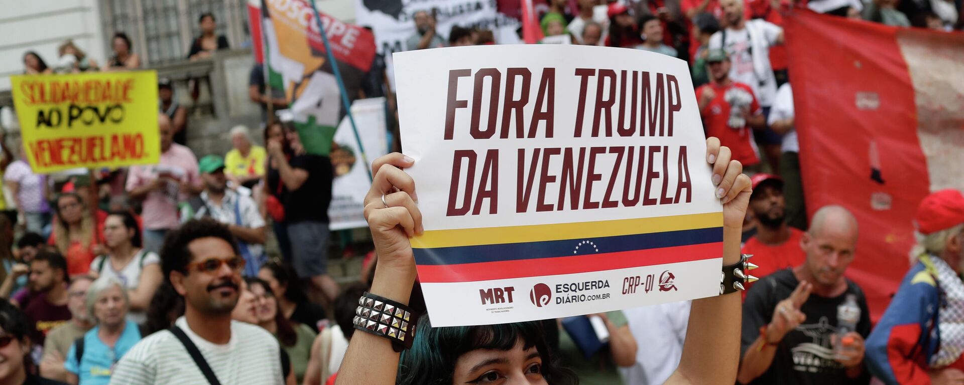 Manifestantes protestam contra a captura do presidente venezuelano Nicolás Maduro pelas forças norte-americanas no fim de semana, no Rio de Janeiro. Brasil, 5 de janeiro de 2026 - Sputnik Brasil, 1920, 13.01.2026