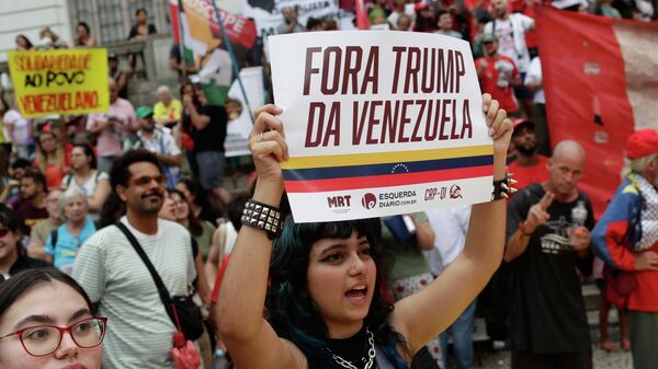 Manifestantes protestam contra a captura do presidente venezuelano Nicolás Maduro pelas forças norte-americanas no fim de semana, no Rio de Janeiro. Brasil, 5 de janeiro de 2026 - Sputnik Brasil