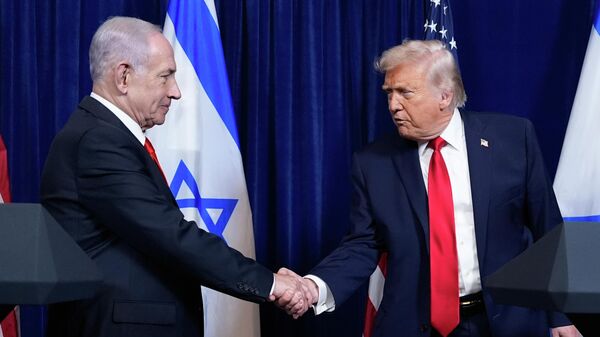 O primeiro-ministro de Israel, Benjamin Netanyahu (à esq.), em encontro com o presidente dos Estados Unidos, Donald Trump, em dezembro de 2025 - Sputnik Brasil