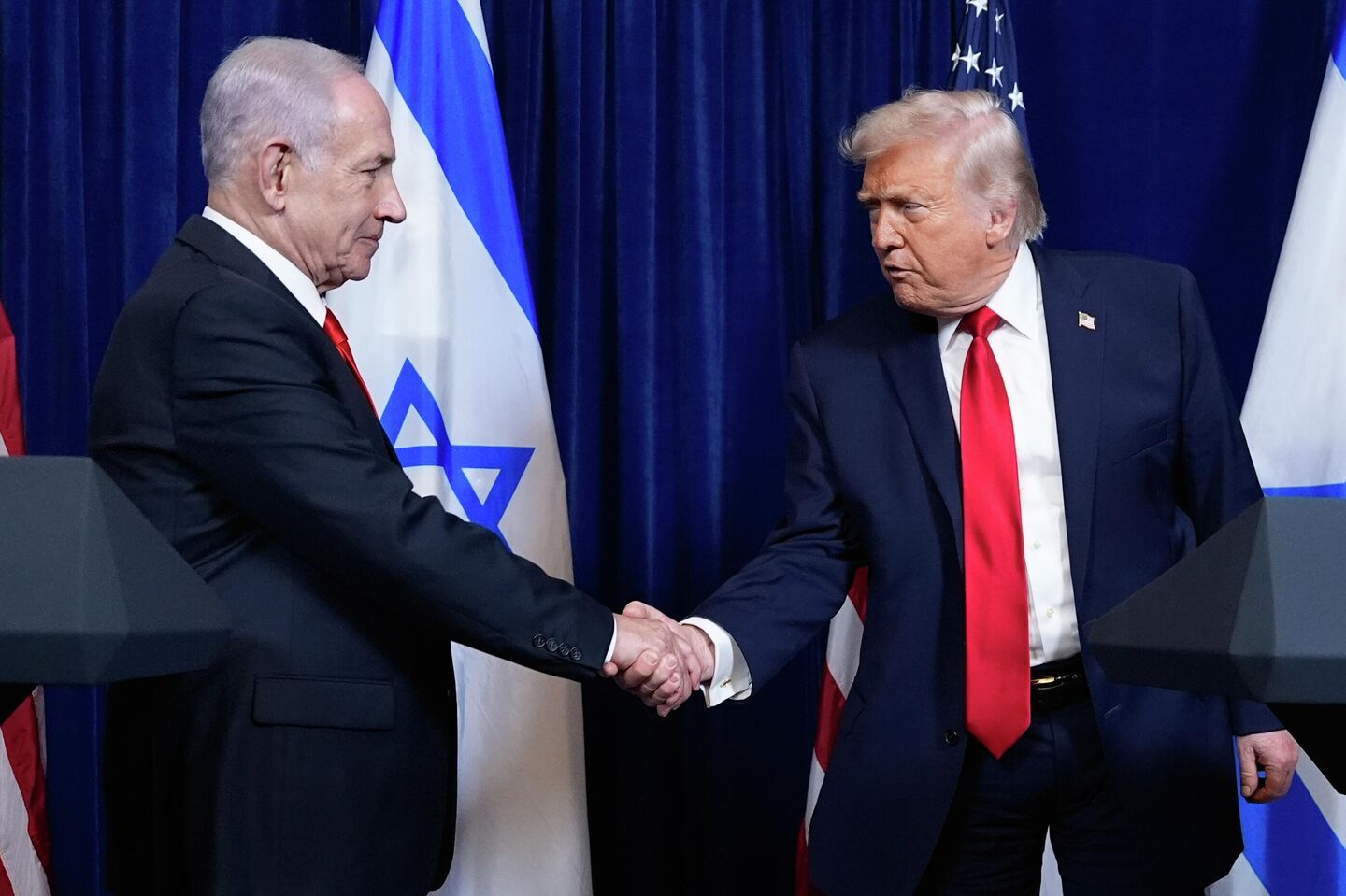 O primeiro-ministro de Israel, Benjamin Netanyahu (à esq.), em encontro com o presidente dos Estados Unidos, Donald Trump, em dezembro de 2025 - Sputnik Brasil