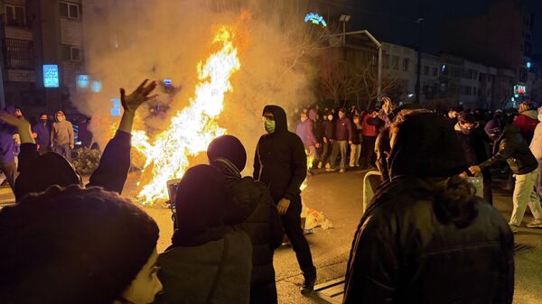 Iranianos participam de protesto antigovernamental em Teerã, Irã - Sputnik Brasil