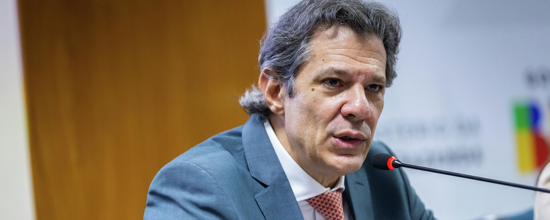 O ministro da Fazenda, Fernando Haddad, durante evento com jornalistas - Sputnik Brasil, 1920, 13.01.2026