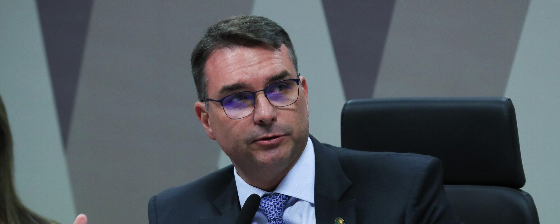 O senador Flávio Bolsonaro (PL-RJ) durante compromisso parlamentar em Brasília, em maio de 2025 - Sputnik Brasil, 1920, 13.01.2026