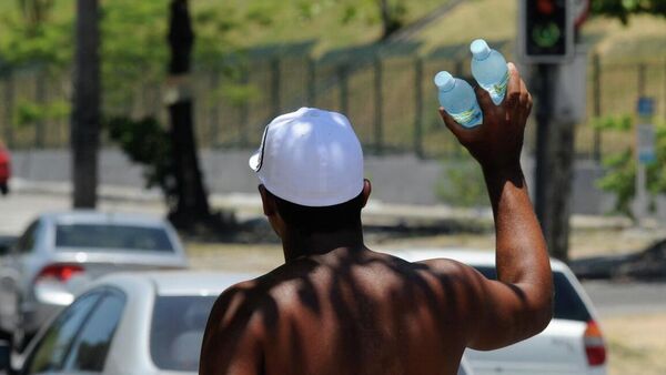 Proporcionalmente, água engarrafada sofre com mais taxações que bebidas açucaradas - Sputnik Brasil