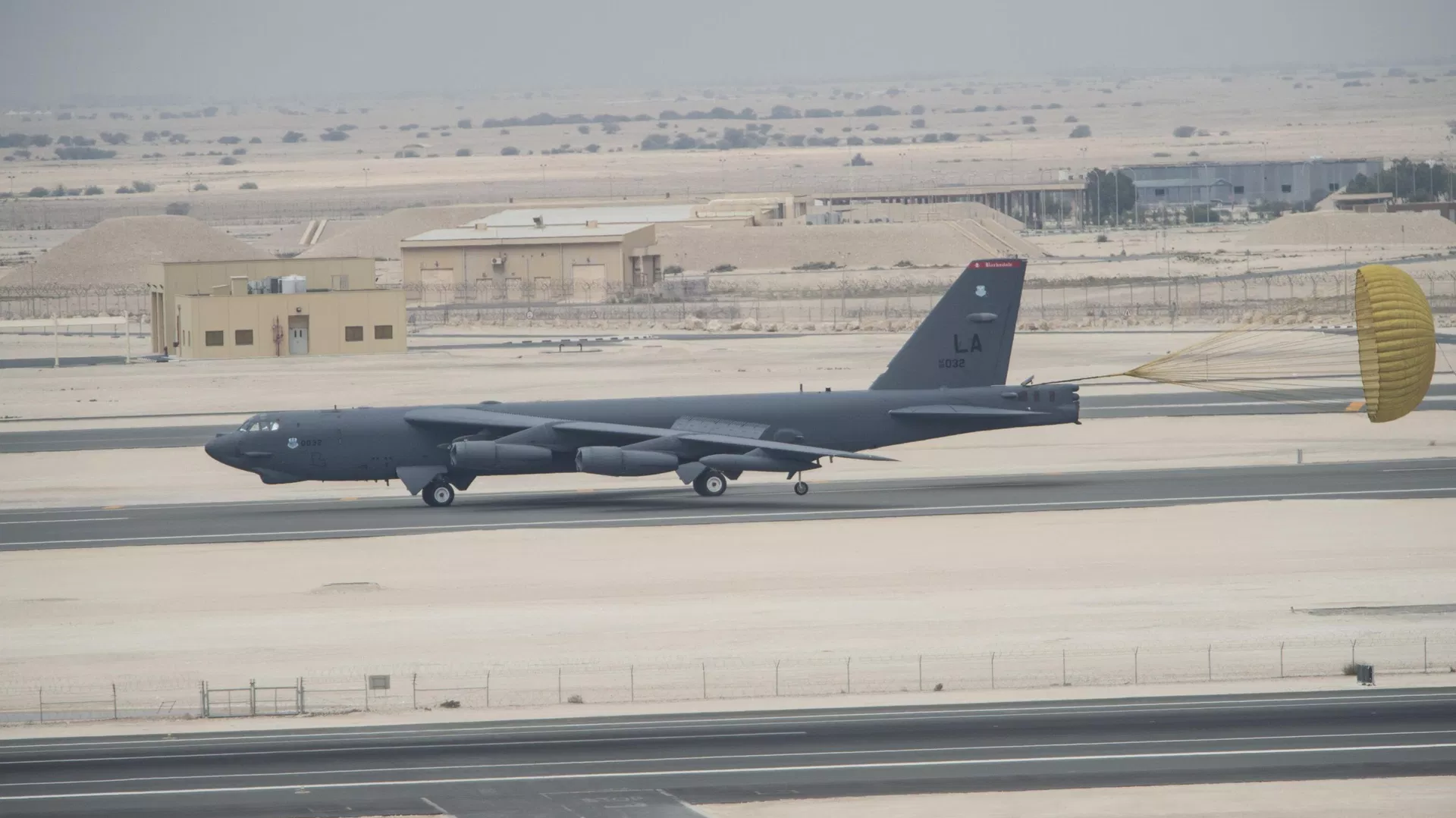 Um bombardeiro B-52 Stratofortress da Base Aérea de Barksdale, Louisiana, pousa na Base Aérea de Al-Udeid, no Catar, 9 de abril de 2016 Um bombardeiro B-52 Stratofortress da Base Aérea de Barksdale, Louisiana, pousa na Base Aérea de Al-Udeid, no Catar, 9 de abril de 2016 - Sputnik Brasil, 1920, 30.06.2026
