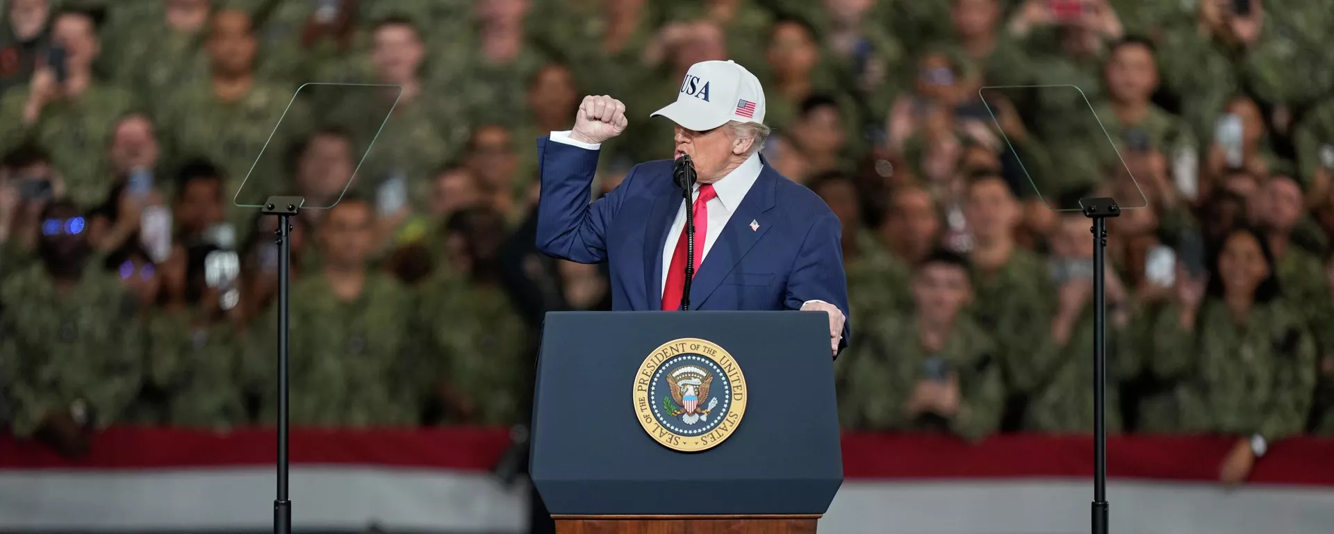 Donald Trump discursa para soldados e militares durante visita ao porta-aviões USS George Washington na base naval de Yokosuka, ao sul de Tóquio. Japão, 28 de outubro de 2025 - Sputnik Brasil, 1920, 08.01.2026