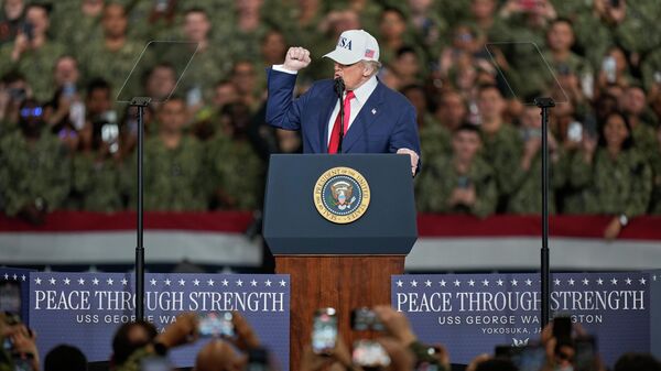 Donald Trump discursa para soldados e militares durante visita ao porta-aviões USS George Washington na base naval de Yokosuka, ao sul de Tóquio. Japão, 28 de outubro de 2025 - Sputnik Brasil