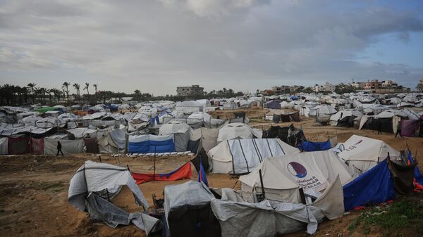 Palestinos vivem em tendas na região central da Faixa de Gaza, em janeiro de 2026 - Sputnik Brasil